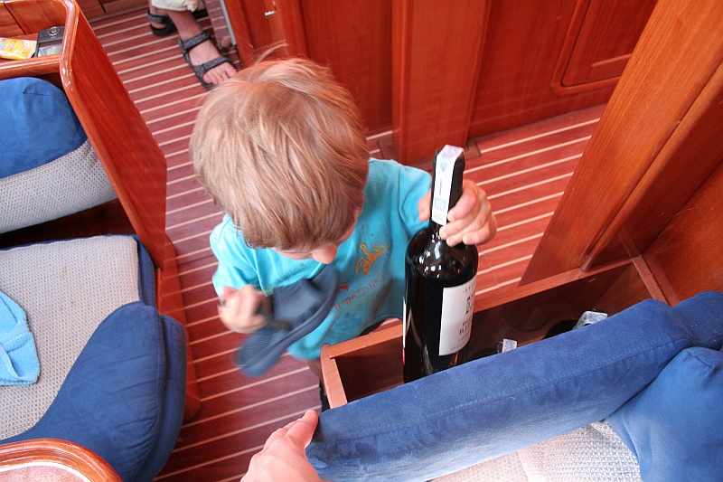 2009-07-Croatia_2009-07-13 _ 15_44_32_IMG_8885.jpg - Hubert wykrył kolejne schowki na wino! Można upchnąć kolejne cztery butelki. Razem będzie ich teraz 1004. Jachty projektują straszni opoje, mówię wam. :)